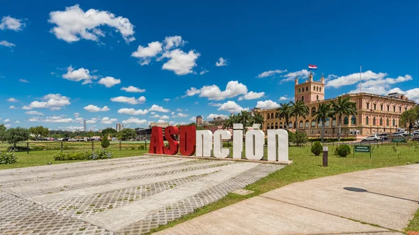 Paraguay'nın başkenti Cumhurbaşkanlığı Sarayı önünde Asuncion harfler.