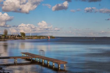 Hollanda'da alacakaranlıkta Markermeer güzel bir görünüm ile İskele