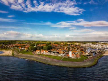 Ijsselmeer üzerinde küçük bir kasaba deniz feneri ile Urk havadan görünümü