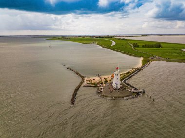 Hollanda'da Markermeer'in ortasında küçük bir ada olan Marken'deki deniz fenerinin havadan görünümü.