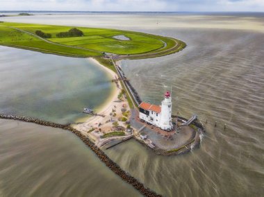 Hollanda'da Markermeer'in ortasında küçük bir ada olan Marken'deki deniz fenerinin havadan görünümü.