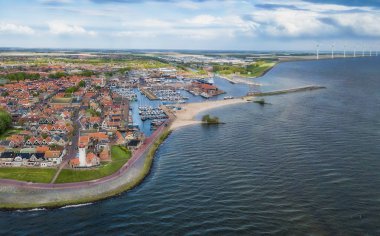 Deniz feneri ile Urk havadan görünümü, Hollanda'da Ijsselmeer üzerinde küçük bir kıyı köyü