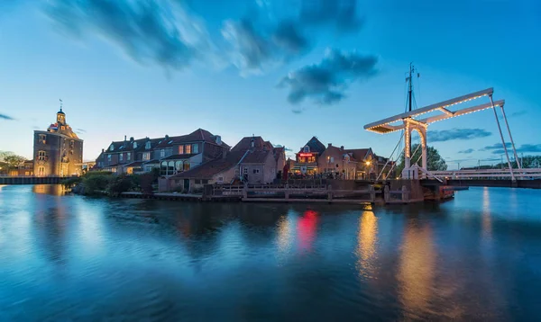 恩克惠曾的中心在荷兰与老城门 德罗梅达里斯的背景 在蓝色小时 — 图库照片