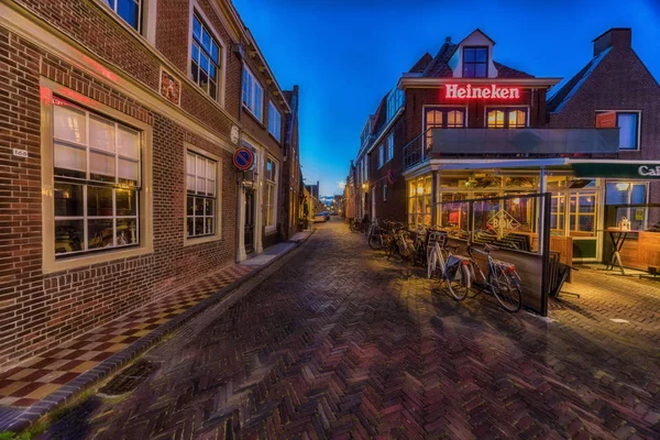 Enkhuizen Hollandia Május 2019 Régi Utca Enkhuizen Ijsselmeer Hollandiában Alkonyat — Stock Fotó