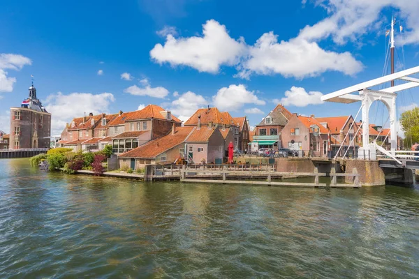 Eski şehir kapısı ile Hollanda'da Enkhuizen merkezi - arka planda Drommedaris.