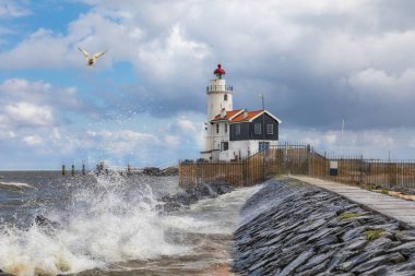 Marken deniz feneri, fırtınalı bir günde Hollanda Markermeer küçük bir ada.