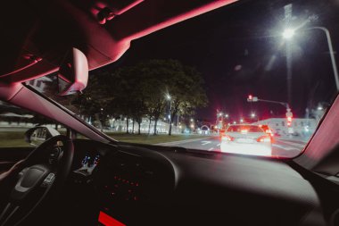 Araba sürmek gece şehirde karayolu trafik hakkında. Kırmızı stop sinyal arka ışık, arka lambalar