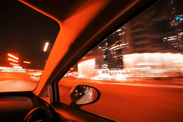 夜の街で路上の車速度ドライブ — ストック写真