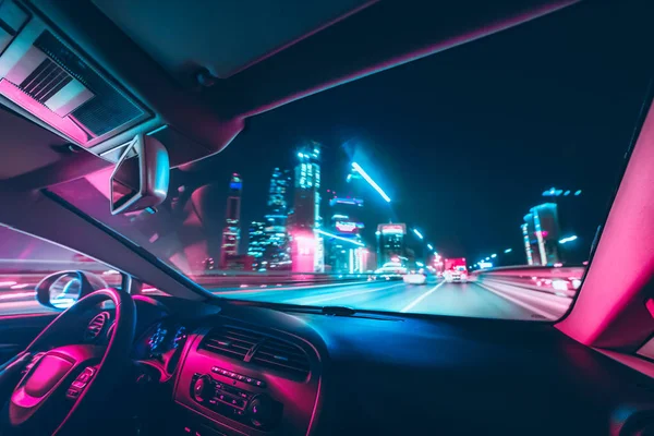 Gece Şehrinde Araba Sürüşü Retro Dalga Neon Işıkları Renk Tonlaması — Stok fotoğraf
