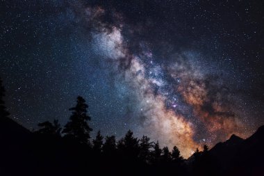 Astrophotography Samanyolu. Dağlar silüeti. Yıldız, Bulutsusu ve stardust gece gökyüzü manzarası