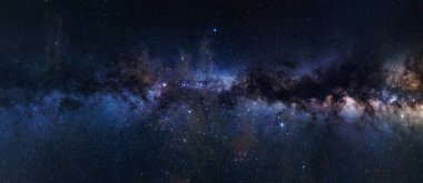 Panoramik astrophotography görünür Samanyolu. Yıldız, Bulutsusu ve stardust gece gökyüzüne