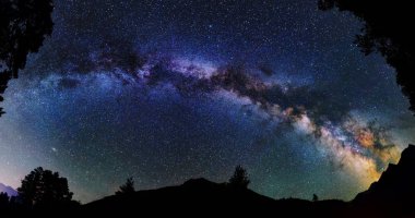 Panoramik astrophotography bütün görünür Samanyolu. Dağlar silüeti. Yıldız, Bulutsusu ve stardust gece gökyüzü manzarası
