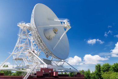 Büyük beyaz radyo teleskop Rtf-32 yaz gün