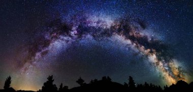 Panoramik astrophotography bütün görünür Samanyolu. Dağlar silüeti. Yıldız, Bulutsusu ve stardust gece gökyüzü manzarası