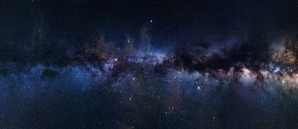Panoramik astrophotography görünür Samanyolu. Yıldız, Bulutsusu ve stardust gece gökyüzüne