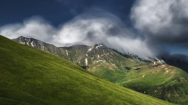 Bellissimo Paesaggio Naturale Montagne Con Neve Foresta Verde — Foto Stock