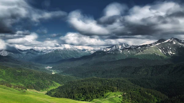 Bellissimo Paesaggio Naturale Montagne Con Neve Foresta Verde — Foto Stock