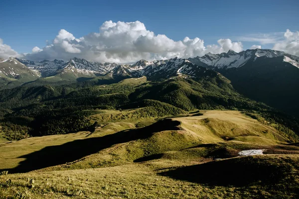 Bellissimo Paesaggio Naturale Montagne Con Neve Foresta Verde — Foto Stock