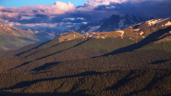 Bela Paisagem Natural Montanhas Com Neve Floresta Verde — Fotografia de Stock