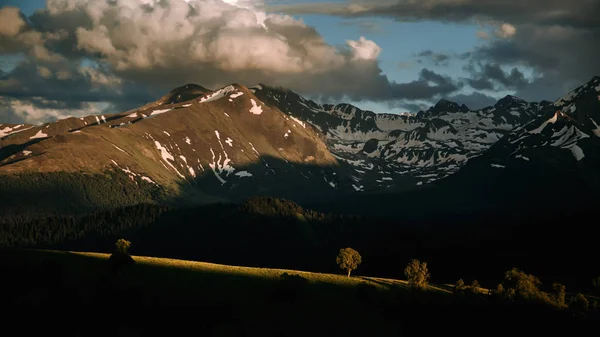 Красивый Природный Ландшафт Гор Снегом Золотом Закате — стоковое фото