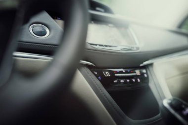 Moscow, Rusya Federasyonu - 22 Mayıs 2018: Cadillac Xt5 araba fuar bölgesi, Moskova, Park