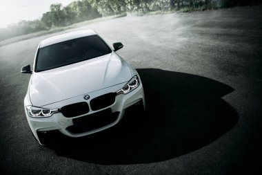 Engels, Rusya Federasyonu - 04 Haziran 2018: Beyaz araba Bmw 3 Serisi F30 gündüz boş kırsal asfalt yolda duruyor