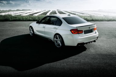 Engels, Rusya Federasyonu - 04 Haziran 2018: Beyaz araba Bmw 3 Serisi F30 gündüz boş kırsal asfalt yolda duruyor