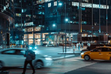 Moscow, Rusya Federasyonu - 30 Temmuz 2018: İnsanlar dolaşıyor Moskova Uluslararası iş merkezi bölge geceleri