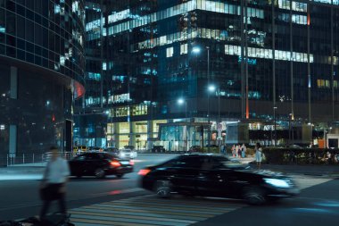 Moscow, Rusya Federasyonu - 30 Temmuz 2018: İnsanlar dolaşıyor Moskova Uluslararası iş merkezi bölge geceleri