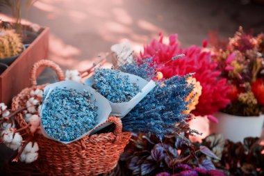 Vintage çiçek mağazası. Güneşli bir günde açık Satılık buketleri