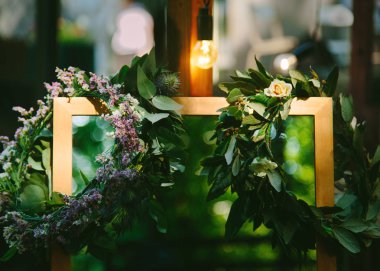 Çiçek çelenk. Güzel doğa çiçek baş tacı