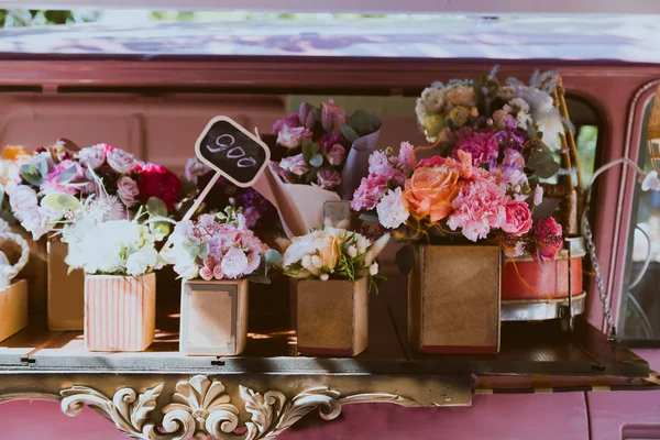 Roerende Vintage Bloemenwinkel Mobiele Auto Winkel Wielen — Stockfoto