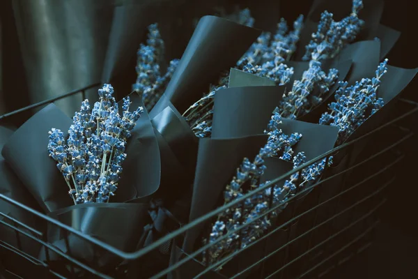 Květy Levandule Prodej Kytice Kovové Koše — Stock fotografie