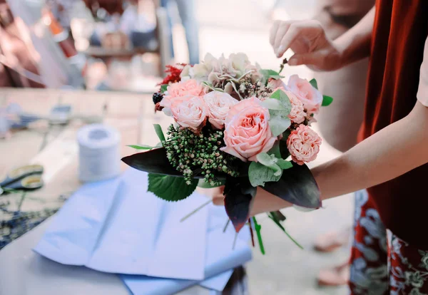 Mujer Está Elaborando Ramo Flores Rosas Mesa Madera — Foto de Stock