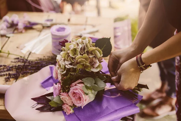 Mulher Crafting Buquê Flores Rosa Mesa Madeira — Fotografia de Stock