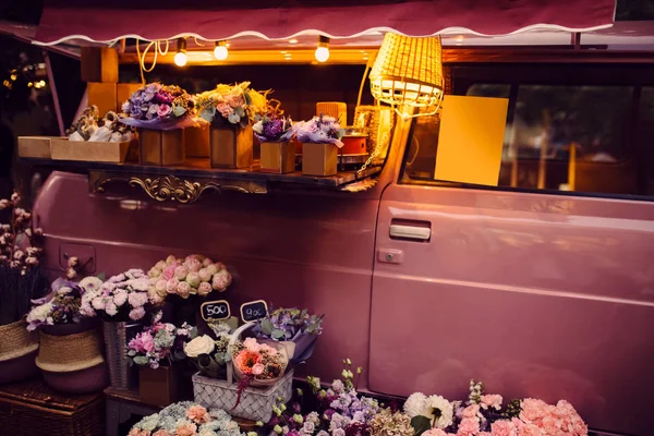 Roerende Vintage Bloemenwinkel Mobiele Auto Winkel Wielen — Stockfoto