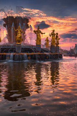 Çeşme VDKNh (Fuar) Park günbatımında. Moscow, Rusya Federasyonu