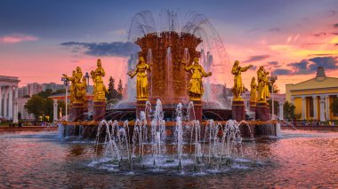 Çeşme VDKNh (Fuar) Park günbatımında. Moscow, Rusya Federasyonu