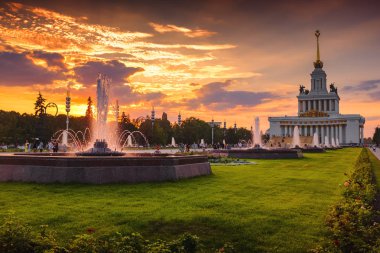 Günbatımında VDKNh (Fuar) park. Moscow, Rusya Federasyonu