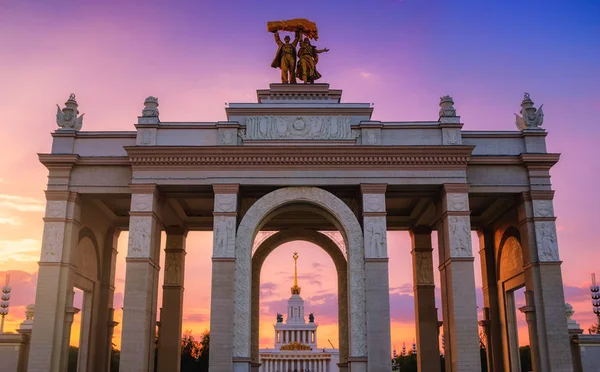 Günbatımında VDKNh (Fuar) park. Moscow, Rusya Federasyonu