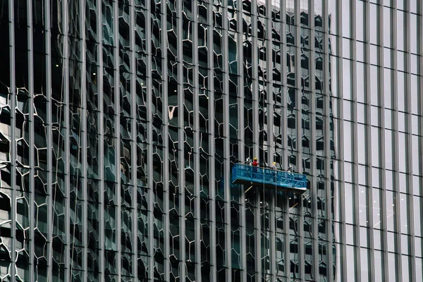 专业雨刷工人是清洁摩天大楼上的窗户 — 图库照片