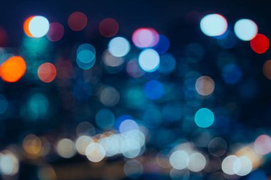 Şehir ışıkları bokeh bulanıklık etkisi geceleri. Odaklanmamış bulanık kentsel arka plan