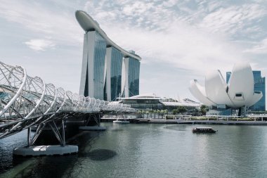 Singapur şehir manzarası gün mavi gökyüzüne. Marina Bay view. Kentsel cityscape