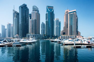 Marina Promenade Dubai City, Uae, Birleşik Arap Emirlikleri. Açık mavi gökyüzü gün