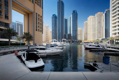 Marina Promenade Dubai City, Uae, Birleşik Arap Emirlikleri. Açık mavi gökyüzü gün