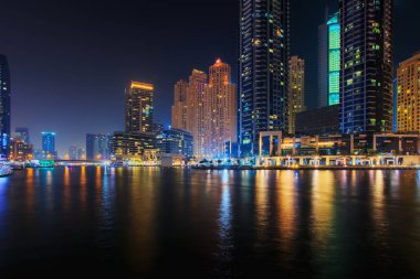 Dubai Yat Limanı Promenade, Birleşik Arap Emirlikleri için güzel manzara. Gece uzun pozlama etkisi