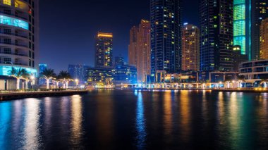 Dubai Marina, Birleşik Arap Emirlikleri için güzel manzara. Uzun pozlama time lapse etkisi geceleri