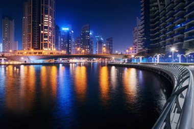 Dubai Marina, Birleşik Arap Emirlikleri için güzel manzara. Uzun pozlama time lapse etkisi geceleri