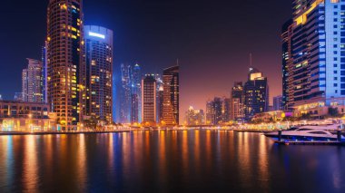 Dubai Marina, Birleşik Arap Emirlikleri için güzel manzara. Şehir manzarası. Uzun pozlama time lapse etkisi geceleri