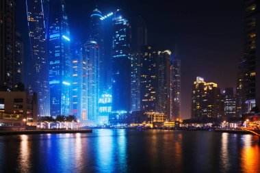 Dubai Marina, Birleşik Arap Emirlikleri için güzel manzara. Uzun pozlama time lapse etkisi geceleri